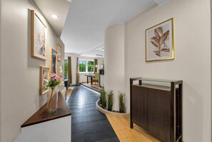 Interior - 90m2 Prestige Suite - Parking & Jacuzzi & AirCon by Rentujemy (Warszawa)