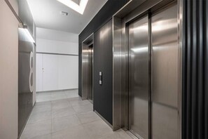 Interior - Rondo Daszyńskiego Apt N1 - 8th Floor with Parking by Rentujemy (Warszawa)