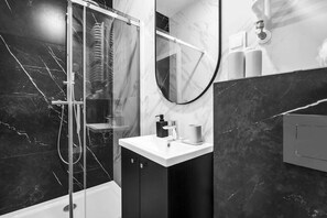 Hair dryer, towels - Rondo Daszyńskiego Apt N3 - 8th Floor, Near Subway by Rentujemy (Warszawa)