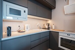 Jääkaappi, mikroaaltouuni, uuni, astianpesukone