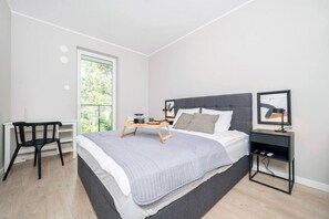 2 habitaciones, escritorio, tabla de planchar con plancha y wifi gratis