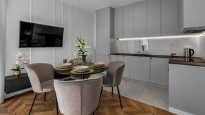 Una cocina moderna con zona de comedor.