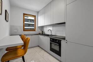 Fridge, microwave, oven, stovetop - Wola Business Apartments by Rentujemy (Warszawa)