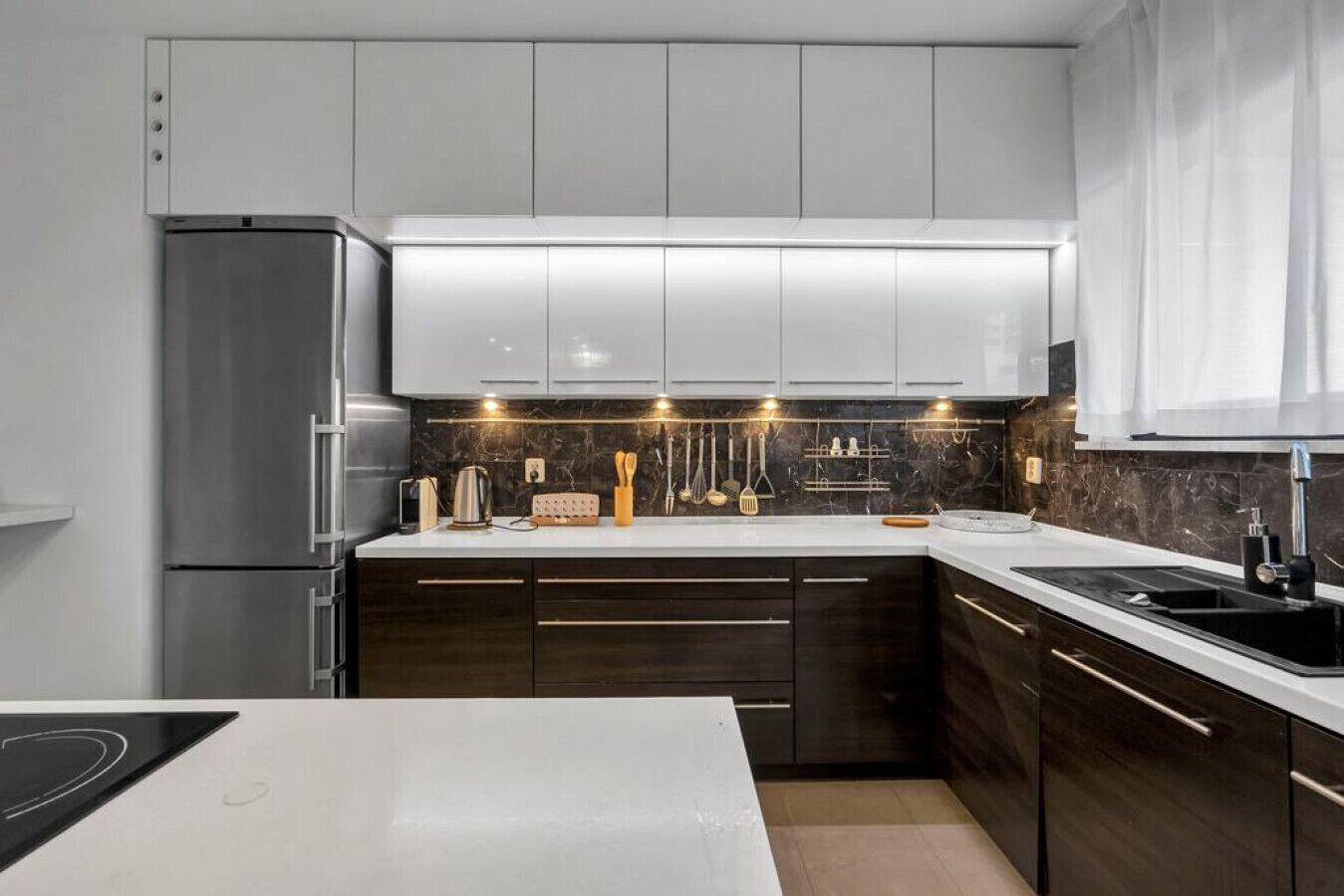 Kühlschrank, Mikrowelle, Ofen, Herdplatte