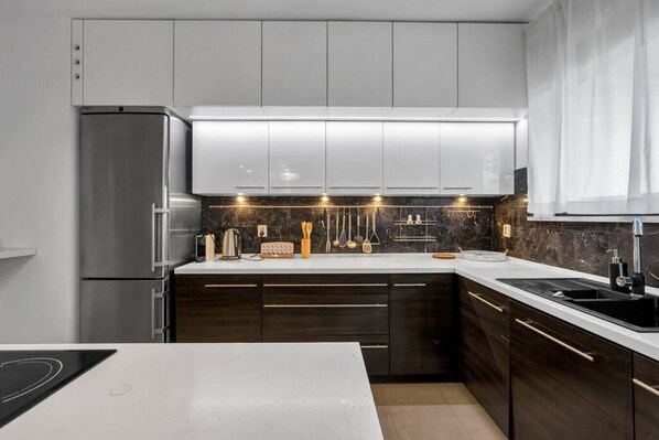 Kühlschrank, Mikrowelle, Ofen, Herdplatte