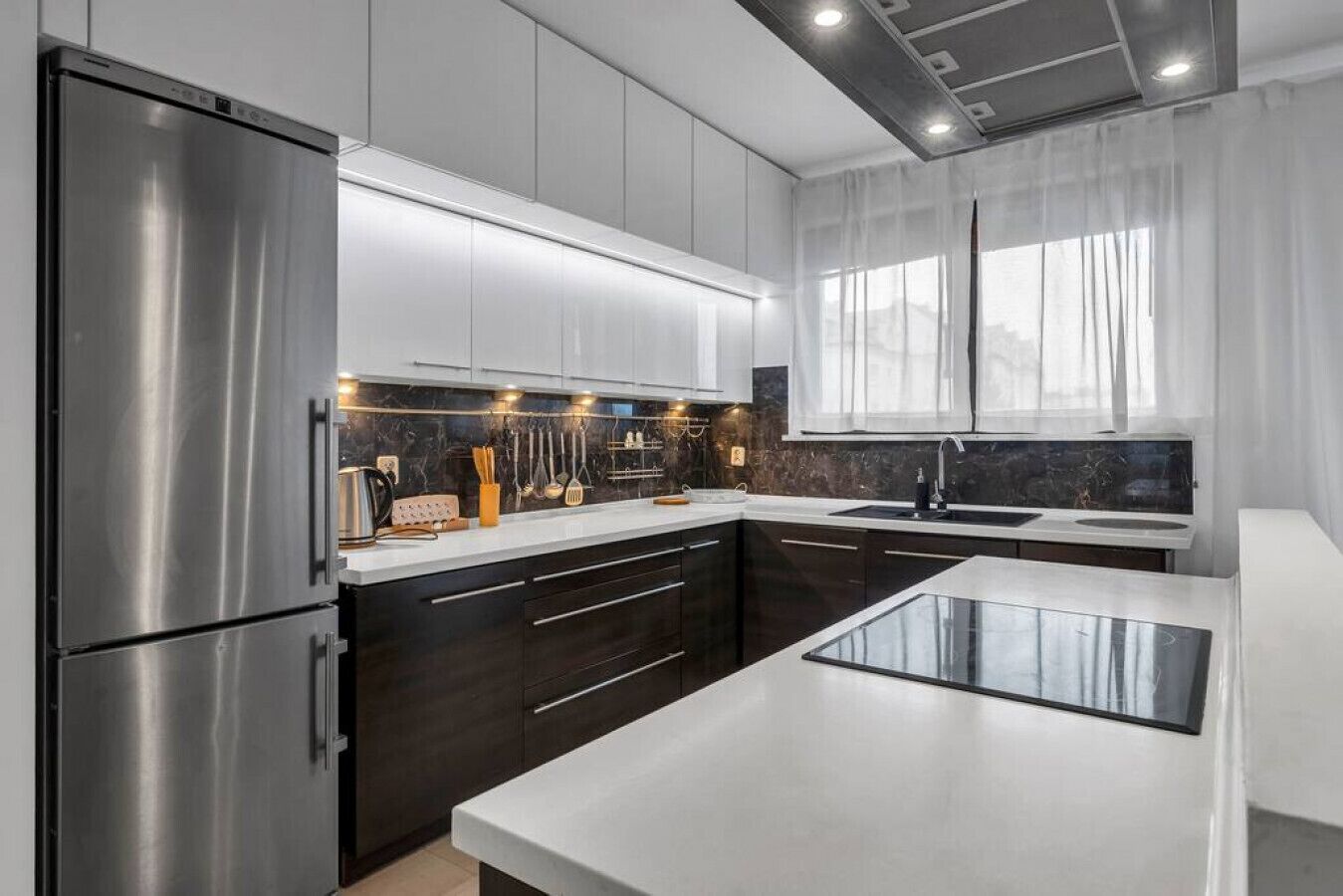 Réfrigérateur, micro-ondes, four, plaque de cuisson