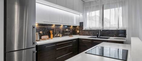 Frigorífic, microones, forn i placa de cuina