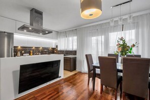 Dining - Bemowo Business Apt - 2 bedrooms, 62m2, Parking, Metro & Park by Rentujemy (Warszawa)
