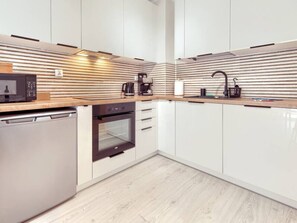 Køleskab, mikrobølgeovn, ovn, kaffe-/temaskine