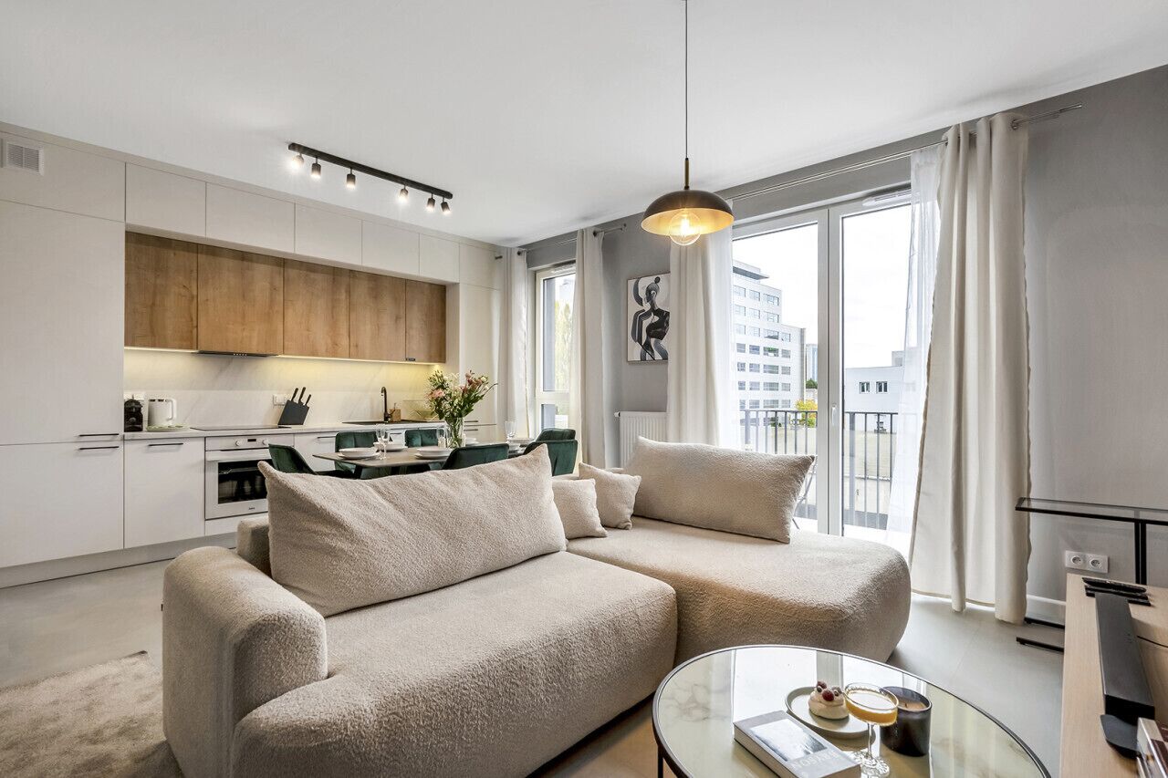 Smart TV, books, stereo, offices