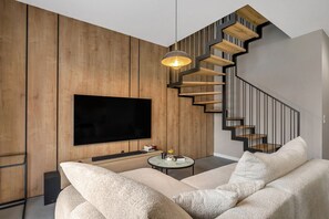 Smart-TV, bøker, stereoanlegg og kontorer