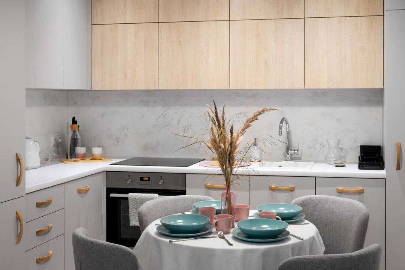 冷蔵庫、電子レンジ、オーブン、コンロ