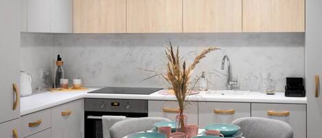 Frigorífic, microones, forn i placa de cuina