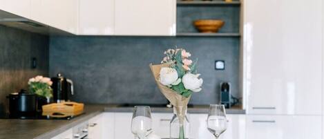 Frigorífico, horno, placa de cocina y lavavajillas