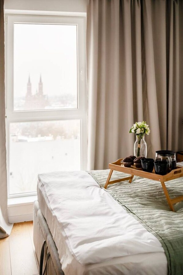 1 bedroom, iron/ironing board, free WiFi, bed sheets - 9th Floor Manufaktura Suite - Parking, Balcony - by Rentujemy (Lódz)