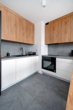 Kylskåp, mikrovågsugn, ugn och spishäll