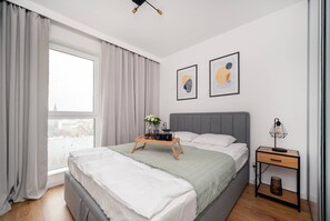 1 bedroom, iron/ironing board, free WiFi, bed sheets - 9th Floor Manufaktura Suite - Parking, Balcony - by Rentujemy (Lódz)
