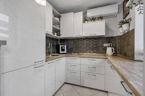 Kjøleskap, mikrobølgeovn, kokeplater og oppvaskmaskin