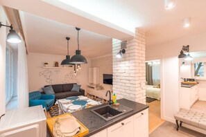 1 habitación, tabla de planchar con plancha, wifi gratis y ropa de cama 