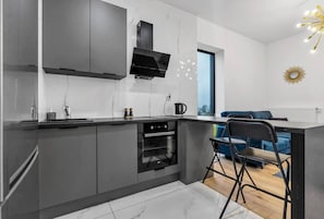 Geladeira, micro-ondas, fogão, cooktop