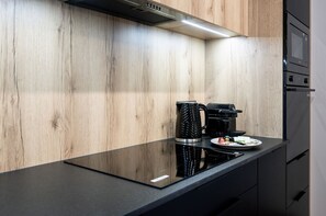 Geladeira, micro-ondas, fogão, cooktop