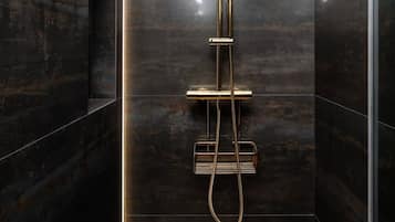 Articles de toilette gratuits, sèche-cheveux, serviettes fournies
