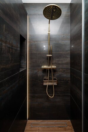Kostenlose Toilettenartikel, Haartrockner, Handtücher, Toilettenpapier