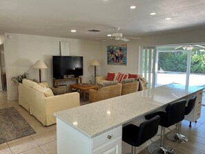 TV - Walk to the Beach from this Cozy Pet Friendly Home ! (Marco Island)