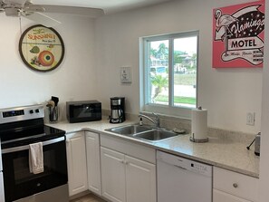 Microondas, horno, lavavajillas, cafetera/tetera