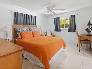 3 bedrooms, desk, iron/ironing board, WiFi - 3BR Marco Island home with WiFi, AC, kitchen, and parking. (Marco Island)