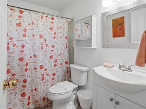 Shower, hair dryer, towels - 3BR Marco Island home with WiFi, AC, kitchen, and parking. (Marco Island)