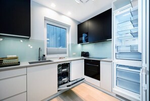 Een koelkast, een magnetron, een oven, een kookplaat