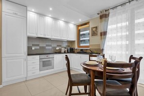 Fridge, microwave, oven, stovetop - Kasprzaka Apartments - Balcony, Expo by Rentujemy (Warszawa)