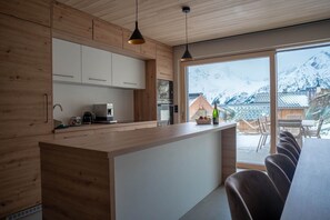 Refrigerador, cafetera y tetera y artículos de limpieza ecológicos 