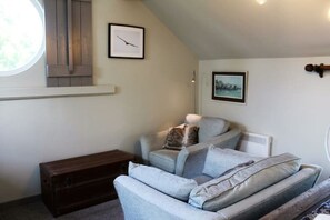 Een televisie en boeken