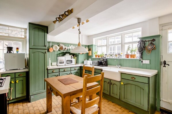 Maison | Cuisine privée | Réfrigérateur, four à micro-ondes, un four, surface de cuisson