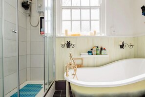 Ferienhaus | Badezimmer | Badewanne und Dusche (separat), Komfortbadewanne, Handtücher