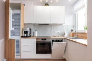 Fridge, microwave, oven, stovetop - 9th Floor Wroclaw Business Apartment by Rentujemy (Wrocław)