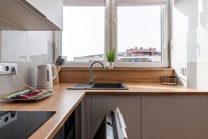 Kylskåp, mikrovågsugn, ugn och spishäll