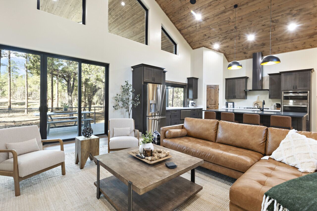 TV connectée, cheminée, espaces bureaux, écrans d'ordinateur