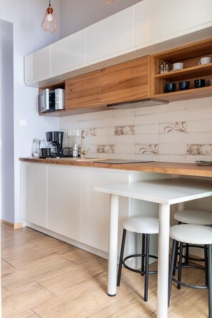 Refrigerador, microondas, parrilla de estufa y utensilios de cocina 