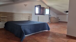 3 slaapkamers, een strijkplank/strijkijzer, gratis wifi, beddengoed