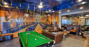 Signature Villa, 6 Bedrooms | Living area | 85-inch LED TV with cable channels, video-game console, Netflix