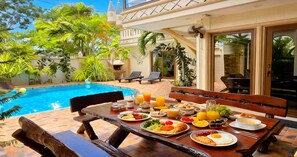 Desayuno a la carta todos los días (con cargo)