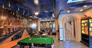 Signature Villa, 6 Bedrooms | Living area | 85-inch LED TV with cable channels, video-game console, Netflix