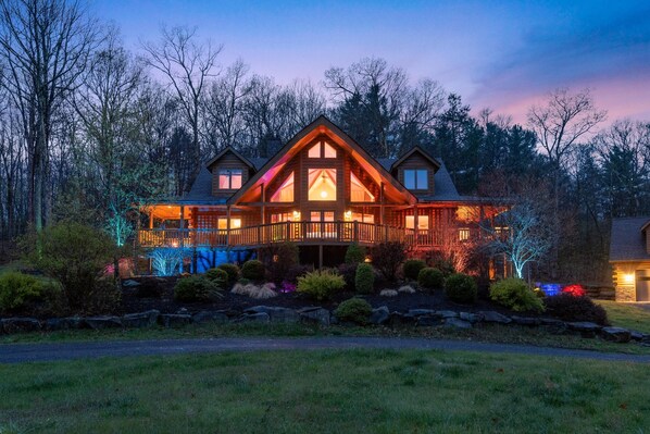House - Sun-filled Log Home on 20 Prvt Acres Nr Rhinebeck (Red Hook)