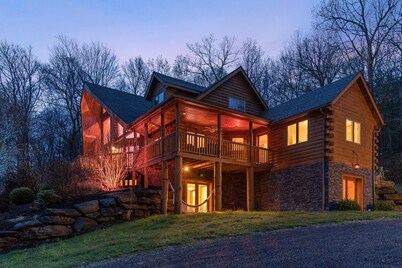 Sun-filled Log Home on 20 Prvt Acres Nr Rhinebeck