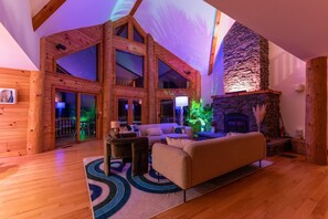 House - Sun-filled Log Home on 20 Prvt Acres Nr Rhinebeck (Red Hook)