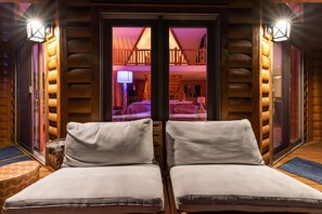 House - Sun-filled Log Home on 20 Prvt Acres Nr Rhinebeck (Red Hook)