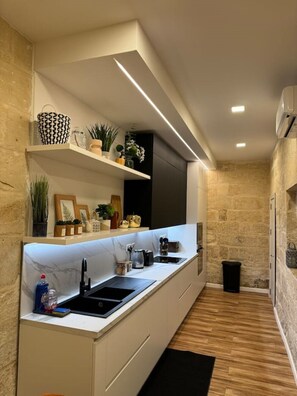 Micro-ondas, fogão, lava-louças, cafeteira/chaleira